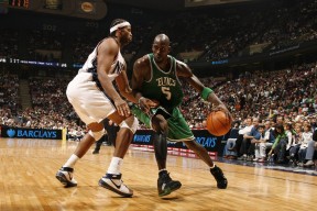 MILANSPORT入口-格林伍德凭借强大的防守覆盖能力，为袋鼠队抵挡对方攻势，格林伍德球员