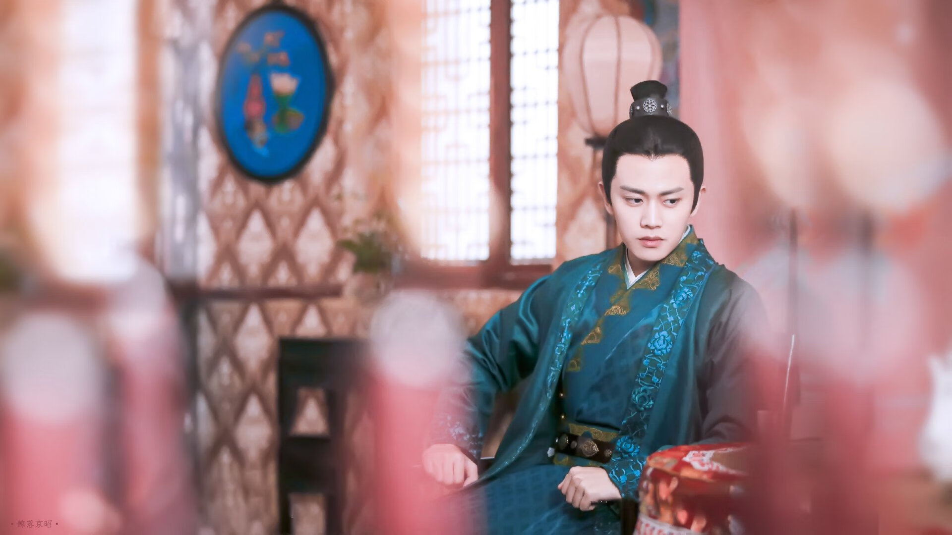 “简阳文体中心:羽毛球赛场高手对决,观众连连喝彩”