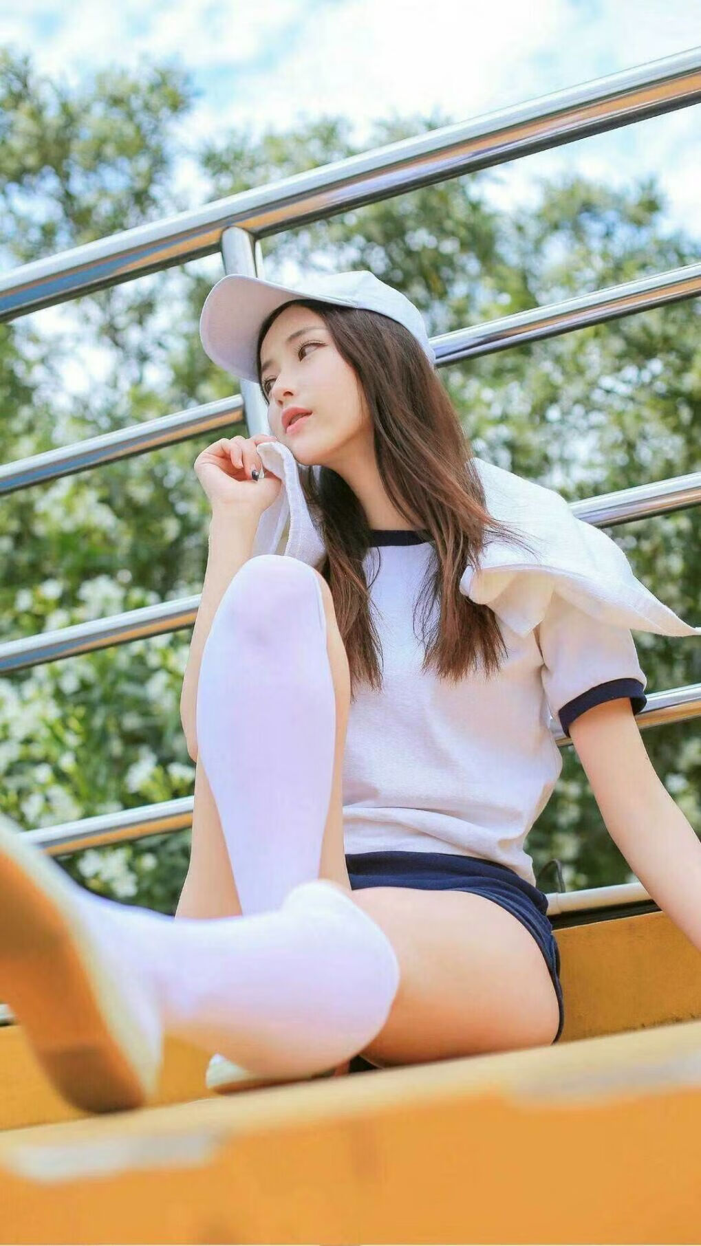 里昂边路推进撕破防线形成空档,里昂队套